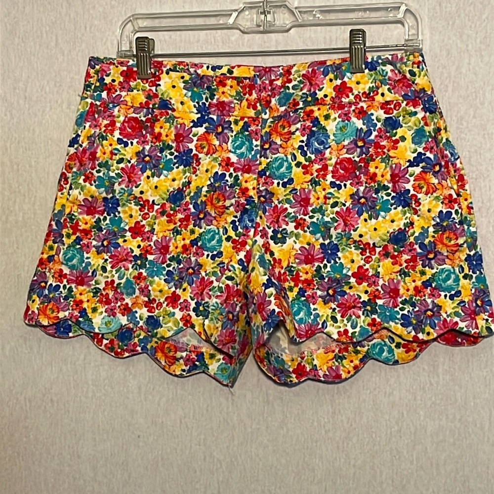 Attyre, scalloped , floral print, short shorts